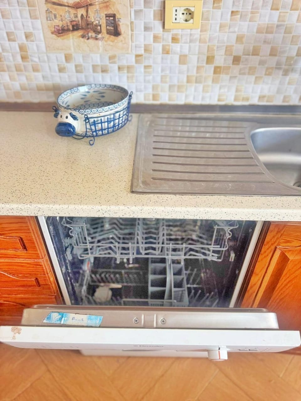 Kitchen or kitchenette, dishwasher