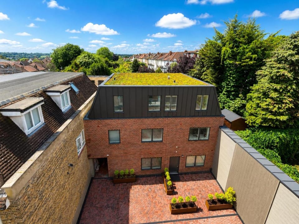Barnet Luxe 2 Bedroom Penthouse Apartment in London