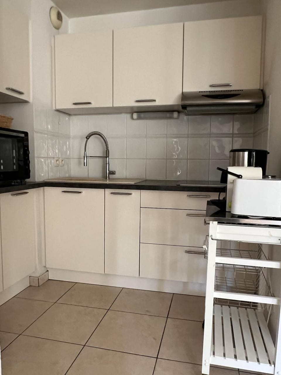 Coffee/tea facilities, Kitchen or kitchenette, oven, stove