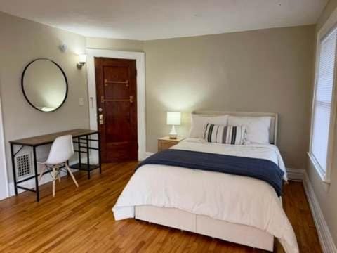 Photo of the whole room, Bedroom, wardrobe