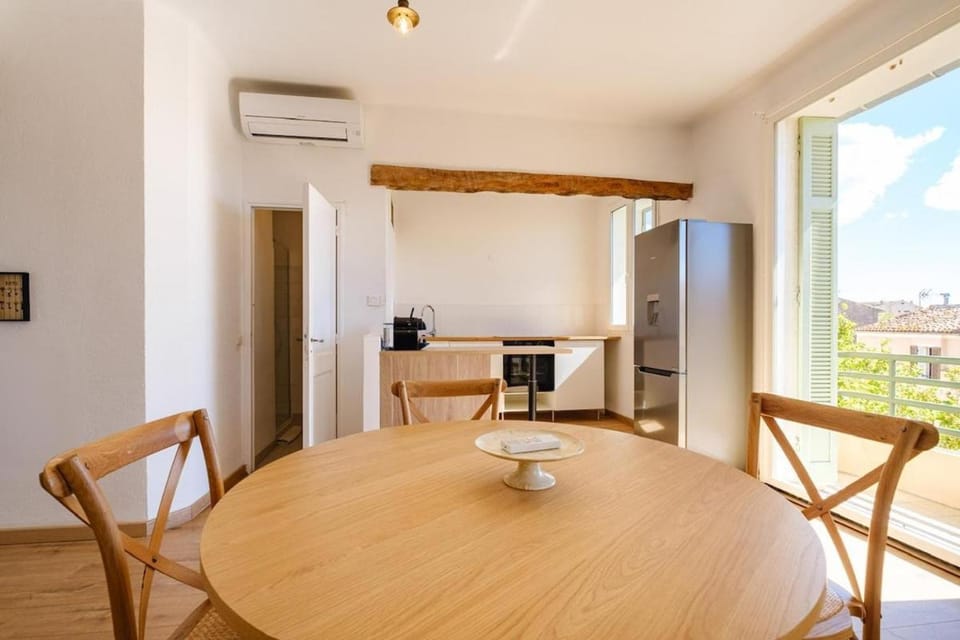 Kitchen or kitchenette, Dining area, air conditioner