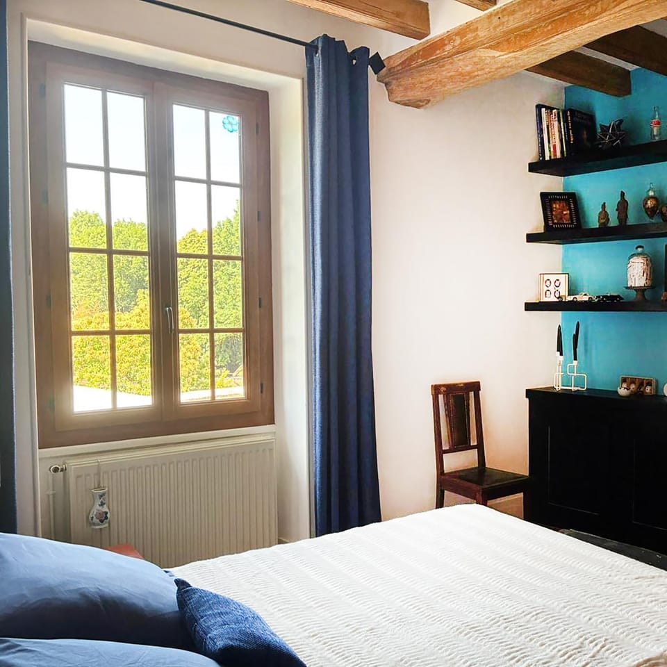 Bed, Living room, Photo of the whole room