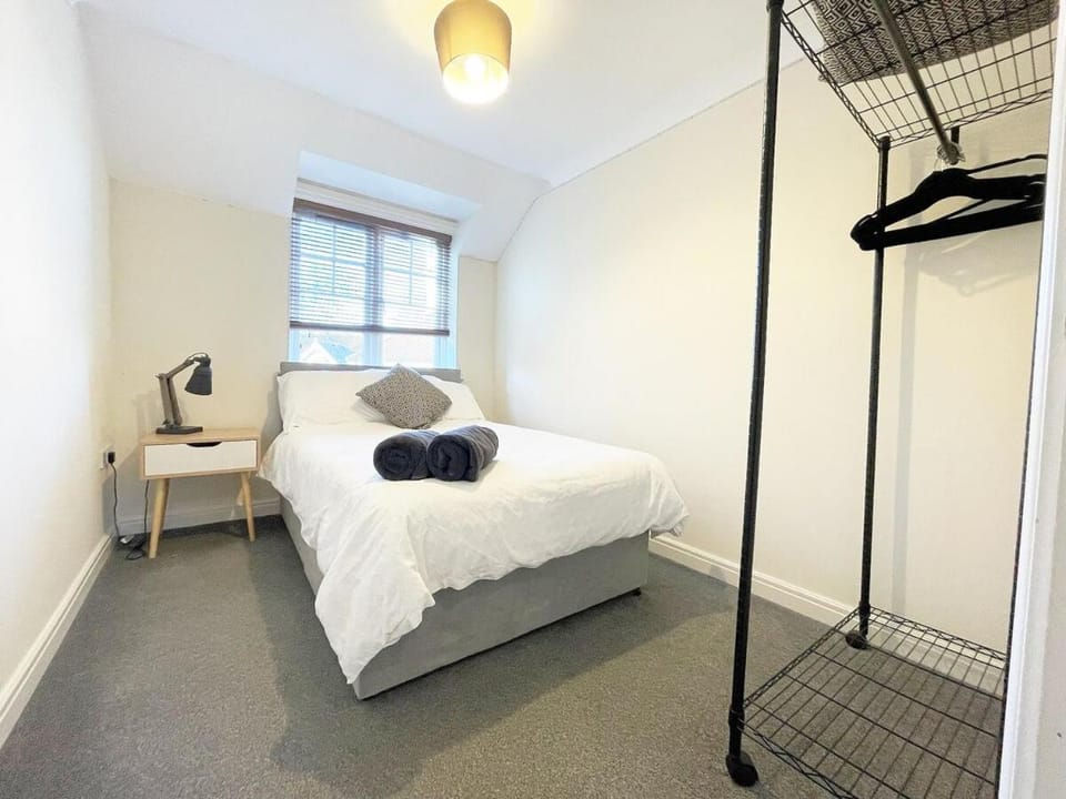 2 Bedroom Apartment From Travaal Apartment in Farnborough