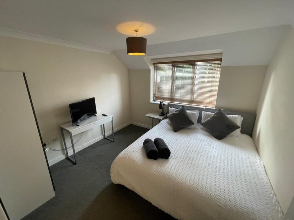 2 Bedroom Apartment From Travaal Apartment in Farnborough