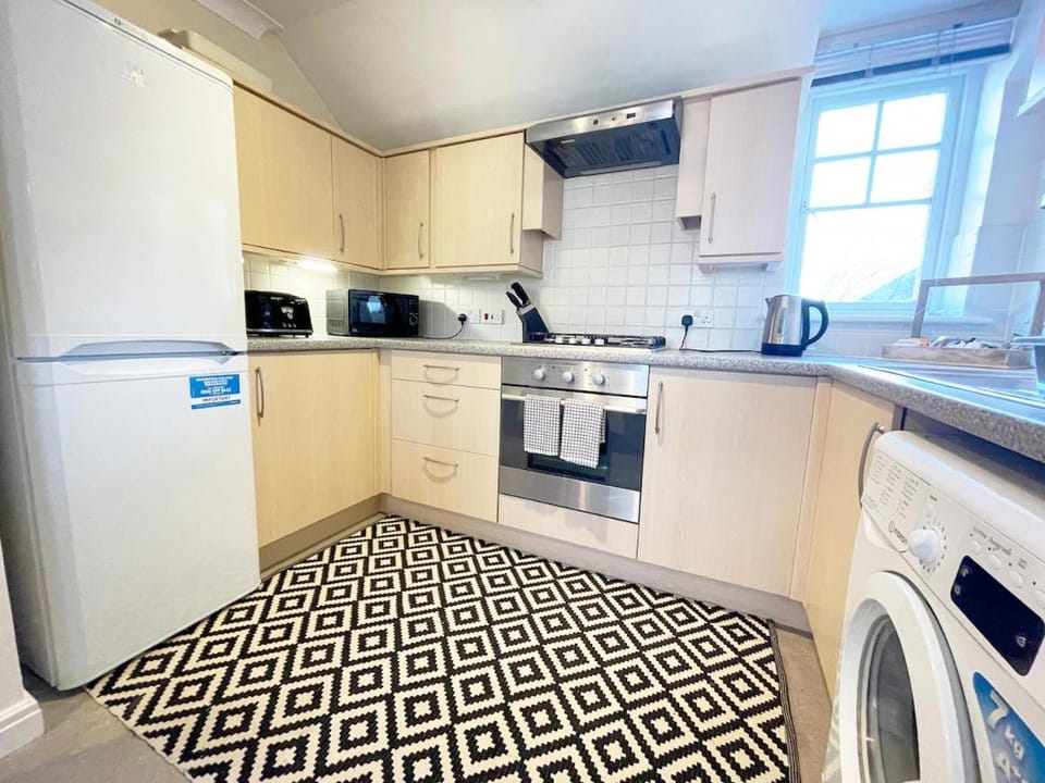 2 Bedroom Apartment From Travaal Apartment in Farnborough
