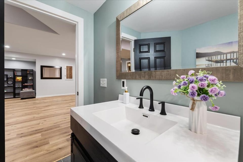 Family-Friendly 4BR with King Beds and Game Room House in Bellevue
