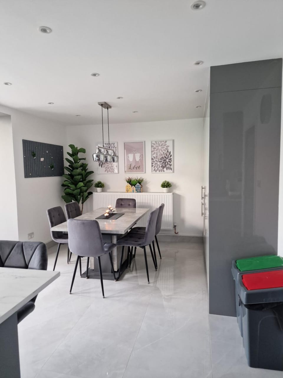 Kitchen or kitchenette, Living room, Seating area, Dining area