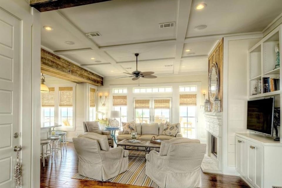 TV and multimedia, Living room, Seating area, Dining area, fireplace