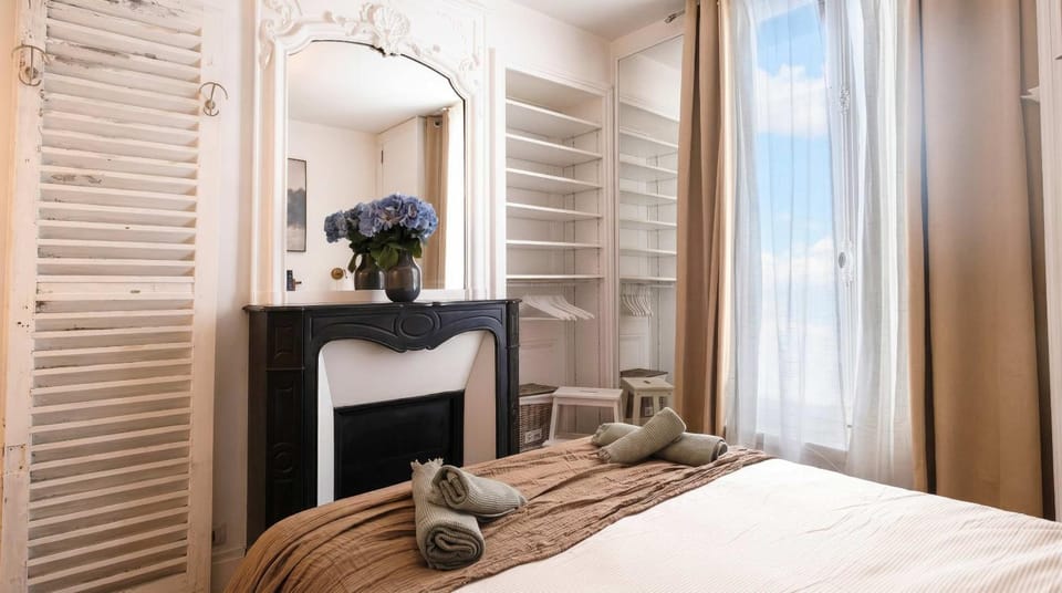 Luxury Parisian Flat Golden Triangle Apartment in Paris