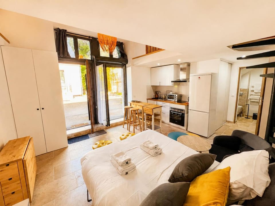 Bed, Kitchen or kitchenette, Living room, Photo of the whole room, Seating area, Dining area, Bedroom, oven, towels, wardrobe