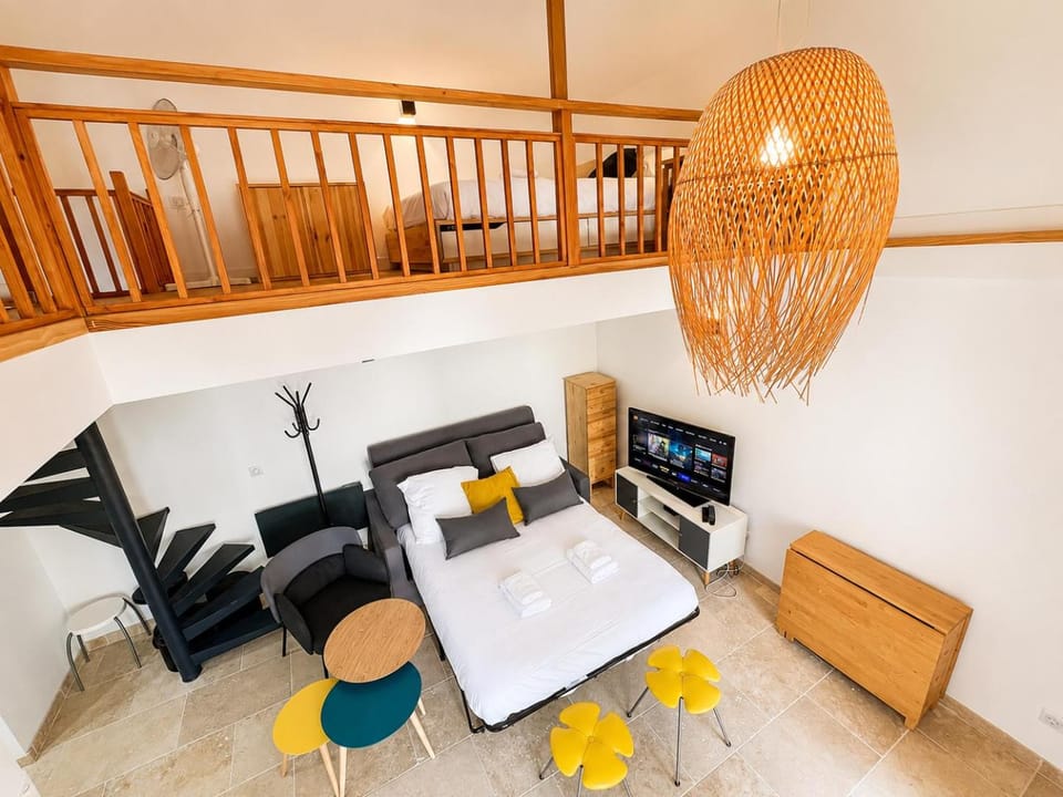 Communal lounge/ TV room, Bed, TV and multimedia, Living room, Photo of the whole room, Evening entertainment, Bedroom
