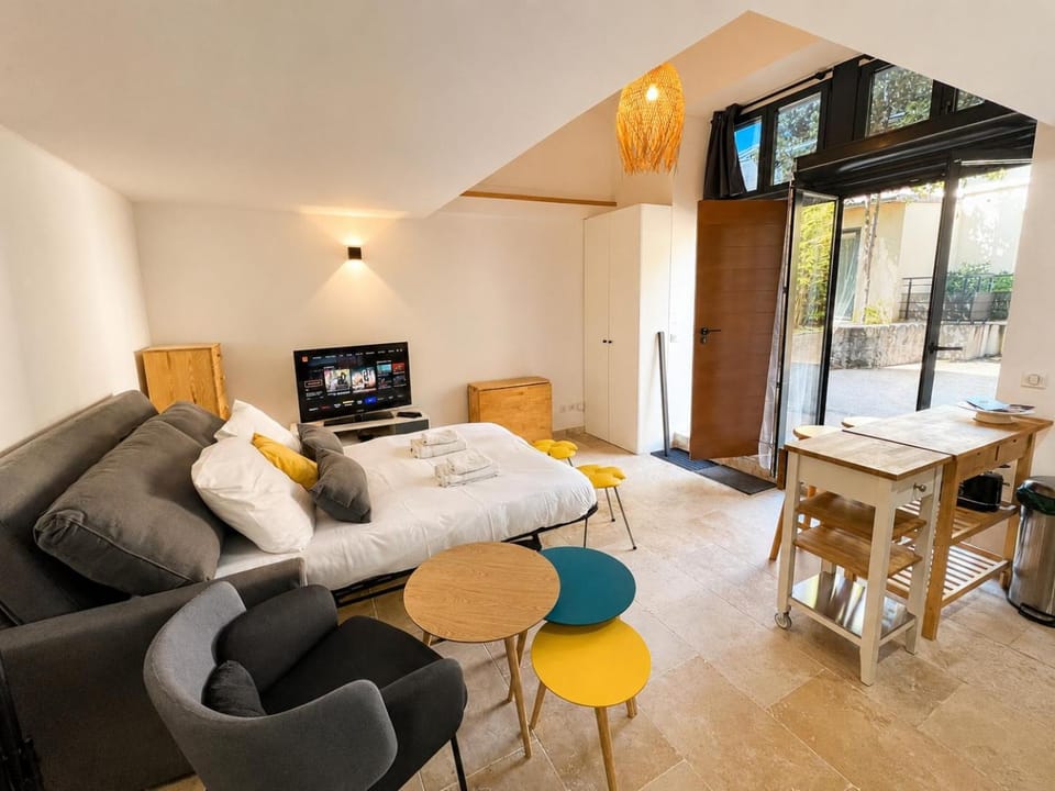 Communal lounge/ TV room, Bed, TV and multimedia, Kitchen or kitchenette, Living room, Photo of the whole room, Seating area, Dining area, Bedroom