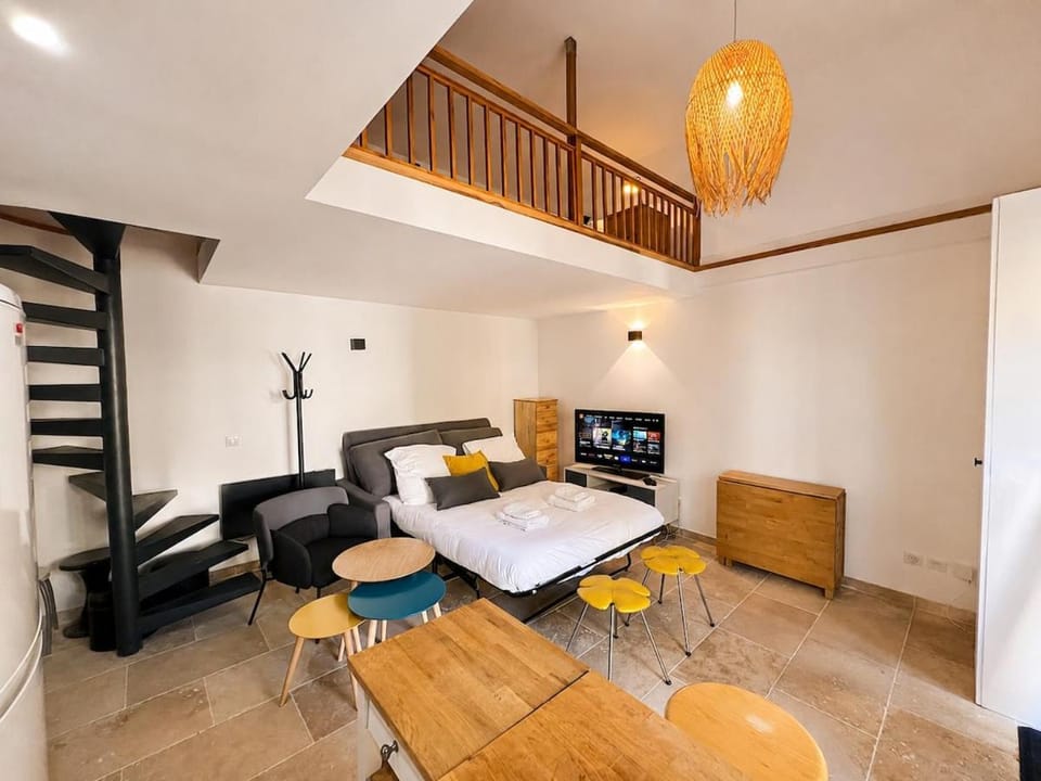 Bed, TV and multimedia, Living room, Photo of the whole room, Seating area, Dining area, Bedroom