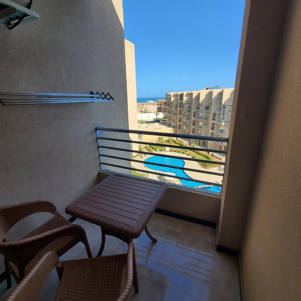 View (from property/room), Balcony/Terrace, Dining area, Pool view, Swimming pool, sunbed
