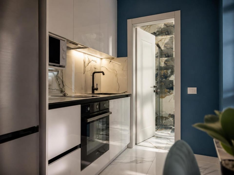 Kitchen or kitchenette, microwave, oven, stove