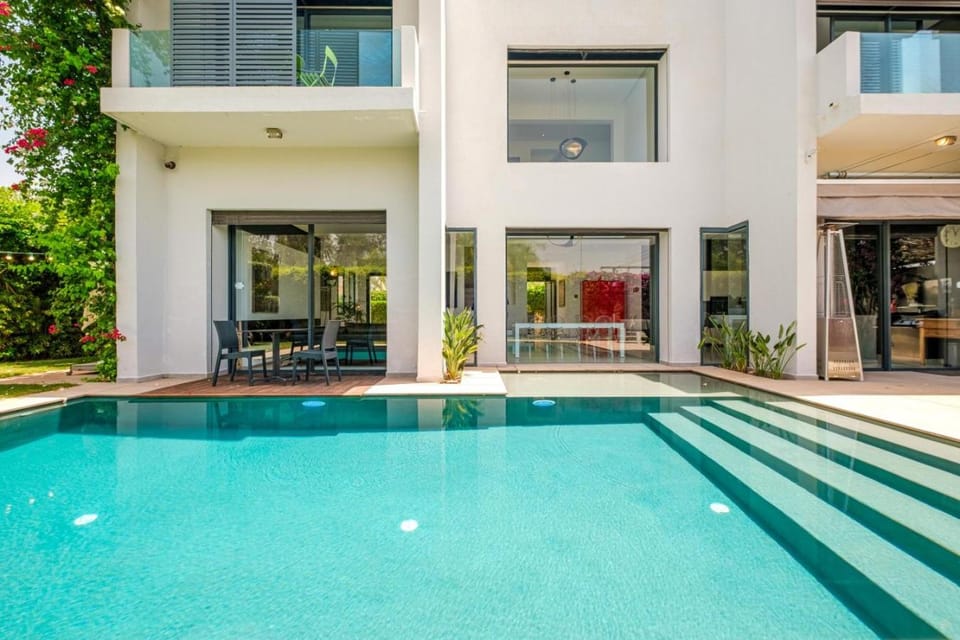 Pool view, Swimming pool, sunbed