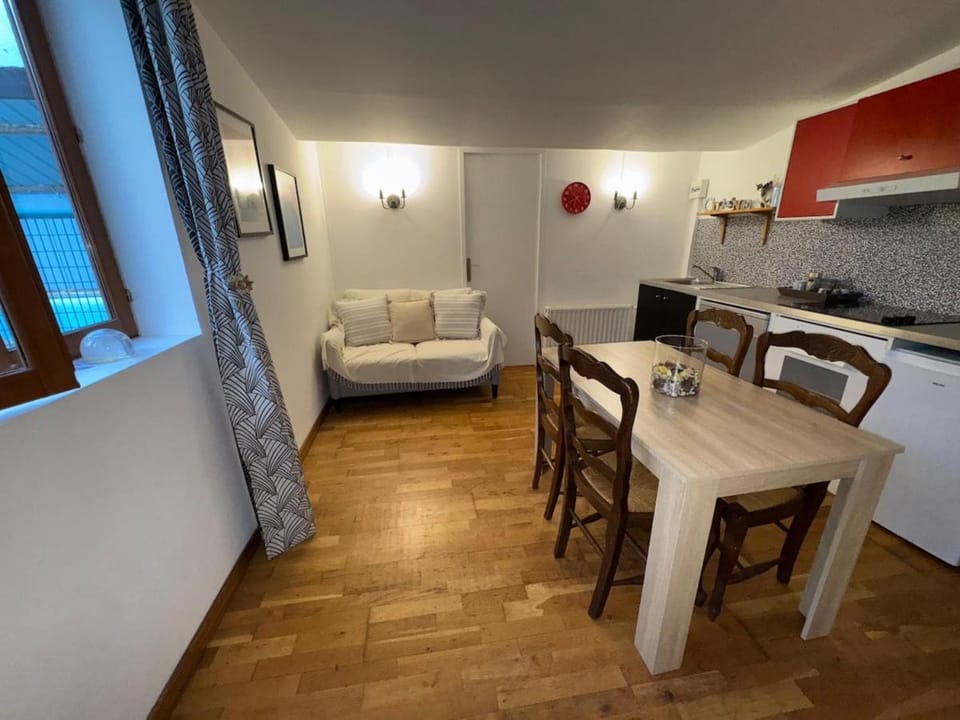 Kitchen or kitchenette, Living room, Seating area, Dining area