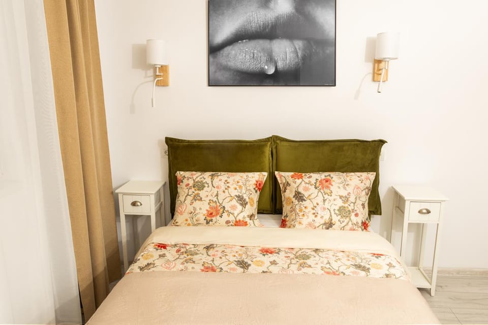 Bed, Photo of the whole room, furniture, towels