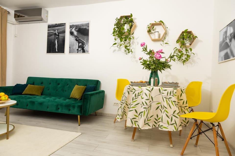 Living room, Seating area, Dinner, Dinner, air conditioner