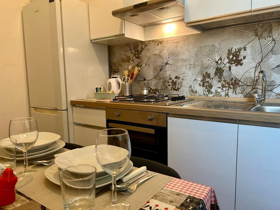Kitchen or kitchenette, oven, kitchen