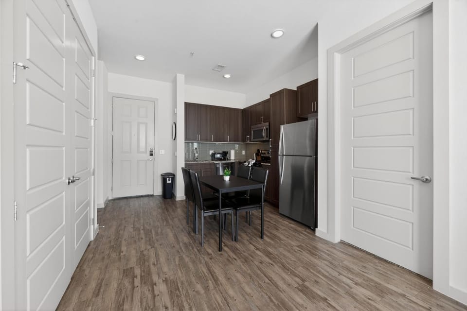 Bright & Modern 2 Bedroom, 2 Bathroom Stay Apartment in Dallas