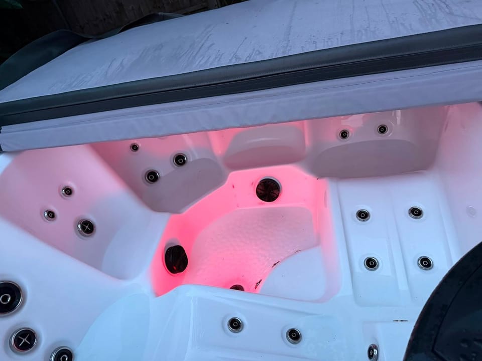 Villa Sleeps 17 - Hot Tub Garden Free Parking Villa in Pinner