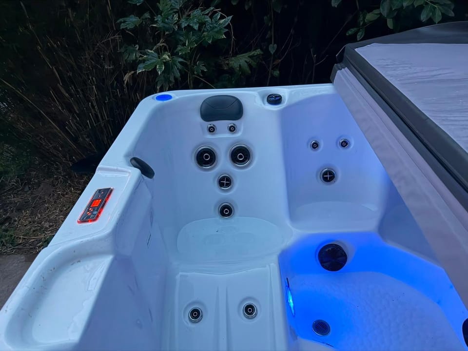 Villa Sleeps 17 - Hot Tub Garden Free Parking Villa in Pinner