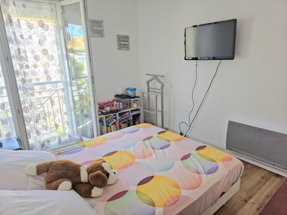 Bed, TV and multimedia, Bedroom