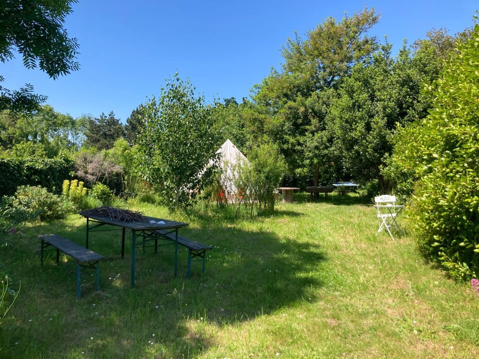 Tente cloche dans un jardin naturel et bucolique Luxury tent in Brittany
