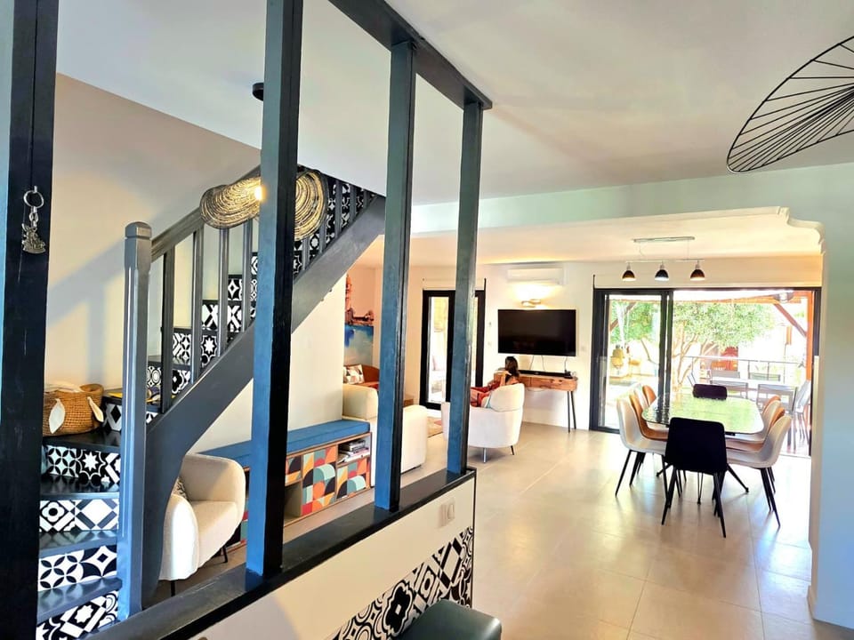 Communal lounge/ TV room, Living room, Dining area, heating, air conditioner