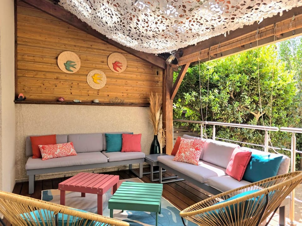 Patio, Day, Balcony/Terrace, Living room
