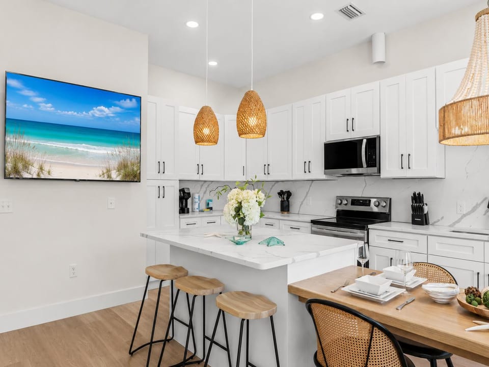 TV and multimedia, Kitchen or kitchenette, Dining area, furniture, microwave, oven, stove