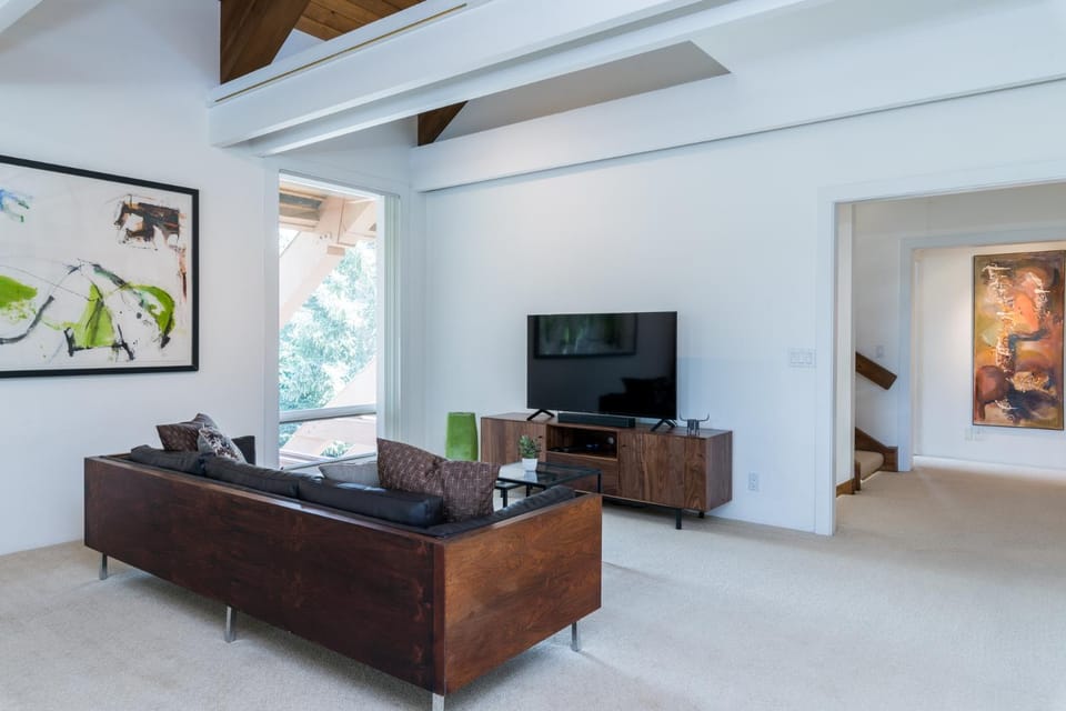 Day, TV and multimedia, Living room, furniture
