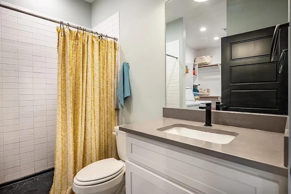Bryan Boheme Apartment in Bryan