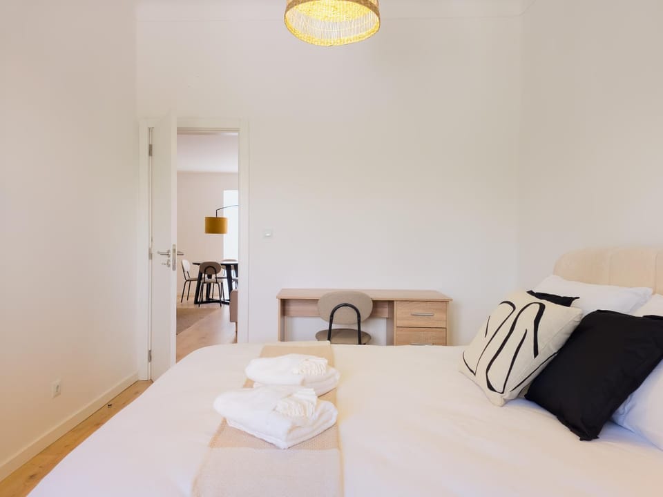 4Da- Sunlit Lisbon Apartment, Beautifully Designed in the Heart of the City's Most Desirable Area Apartment in Lisbon