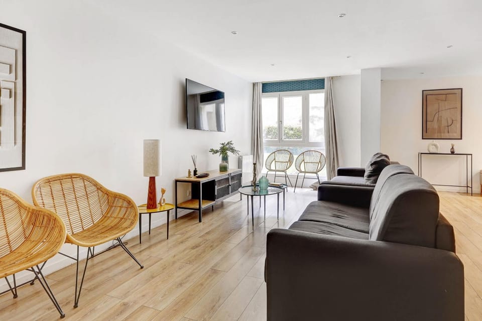 Home 4-Bedroom by Buttes Chaumont - 12 Guests Apartment in Paris