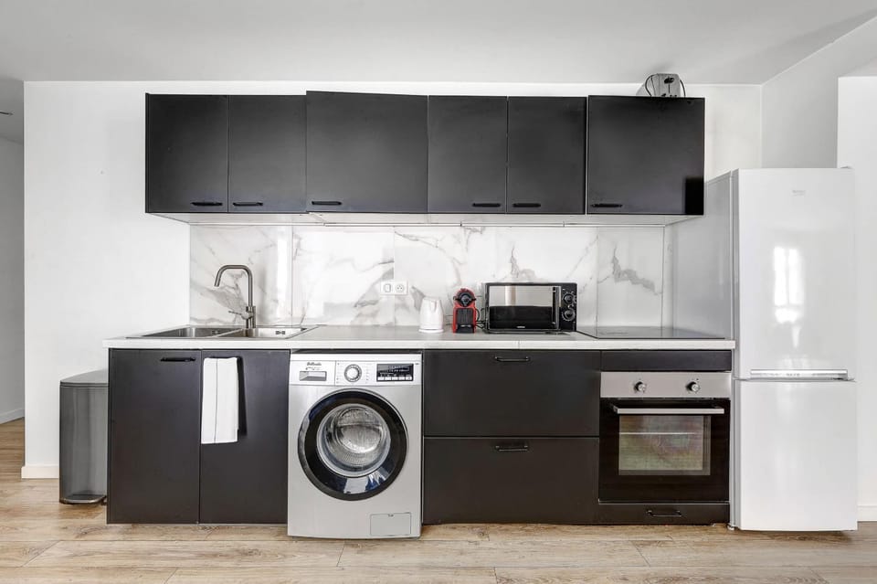Home 4-Bedroom by Buttes Chaumont - 12 Guests Apartment in Paris