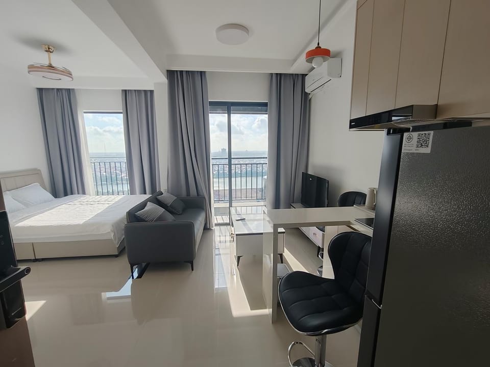 Photo of the whole room, River view