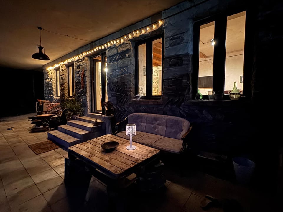 Night, Seating area