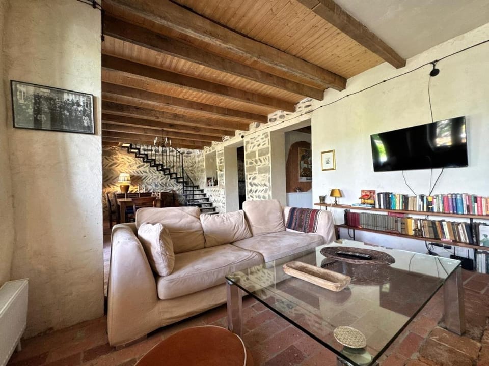 Communal lounge/ TV room, Library, TV and multimedia, Living room, Seating area, Evening entertainment