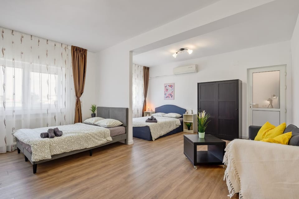 New Walter Grand Quinet with Balcony Apartment in Bucharest