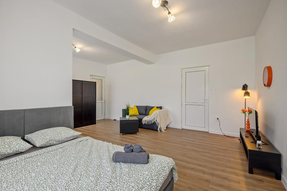 New Walter Grand Quinet with Balcony Apartment in Bucharest