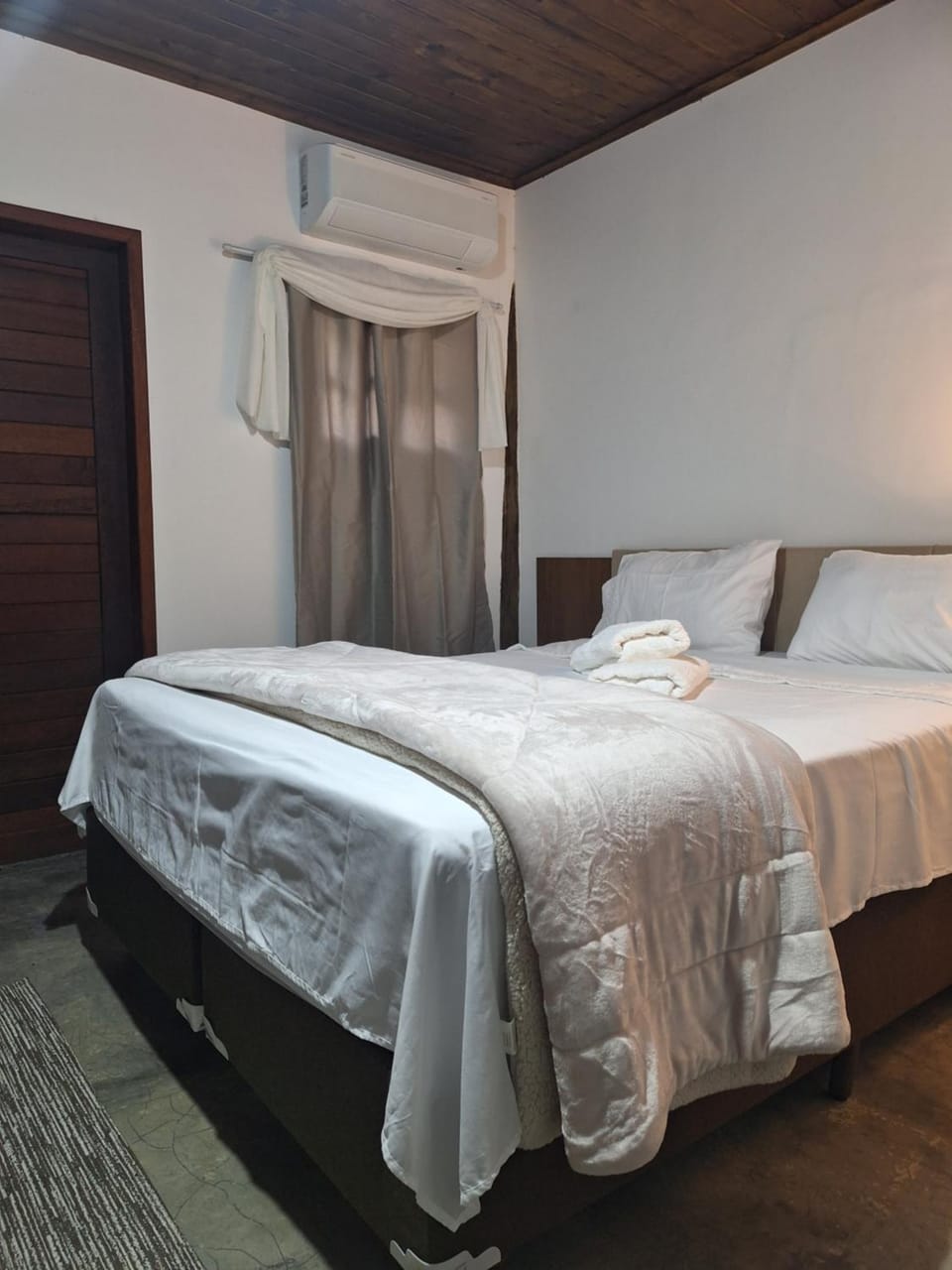 Bed, Bedroom, furniture, air conditioner