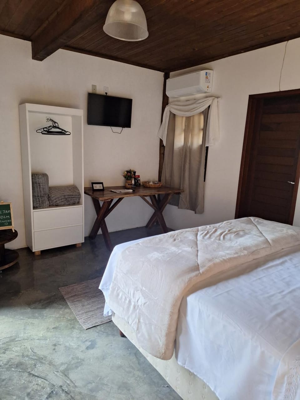 Decorative detail, Bedroom, Area and facilities, furniture, locker, air conditioner