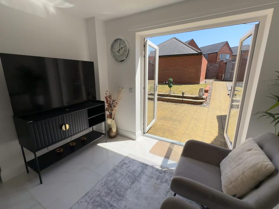 Patio, Day, TV and multimedia, Living room, Seating area