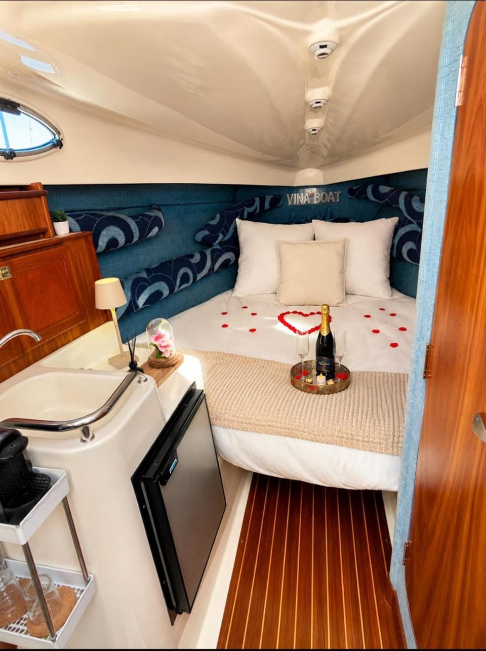 VINA BOAT - Unique Stay in Lisbon Marina Docked boat in Lisbon District