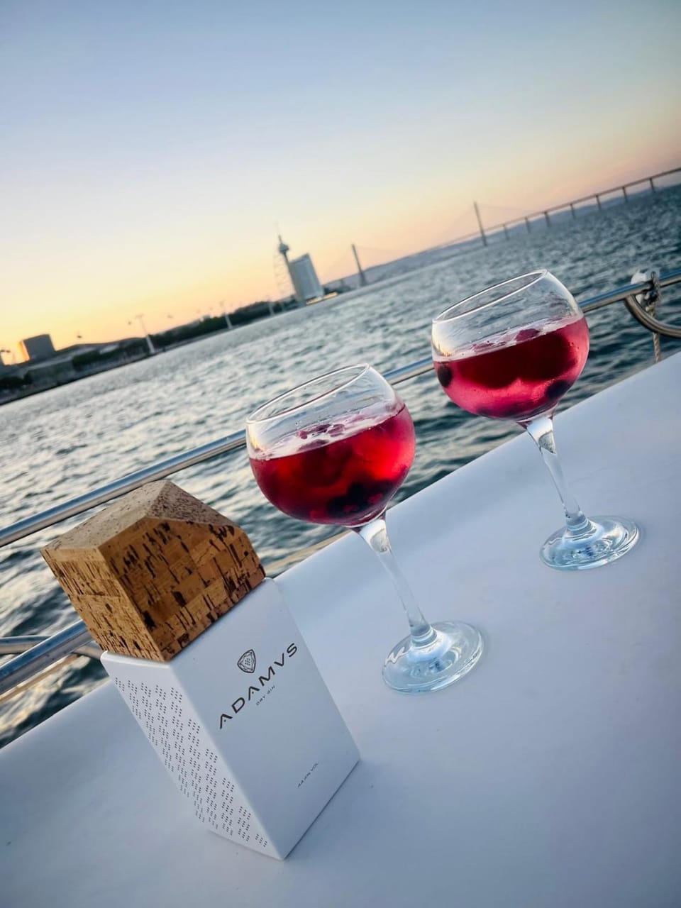 VINA BOAT - Unique Stay in Lisbon Marina Docked boat in Lisbon District