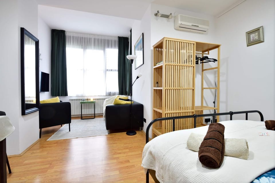 Bed, Seating area, wardrobe, air conditioner, air conditioner