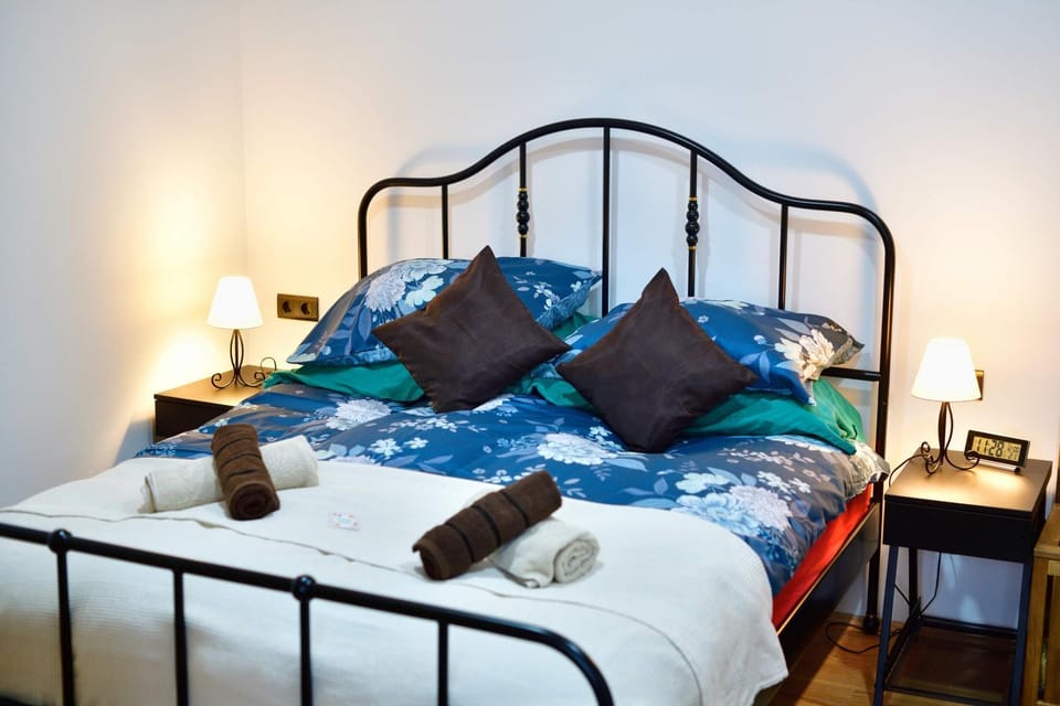 Bed, Bedroom, towels, towels