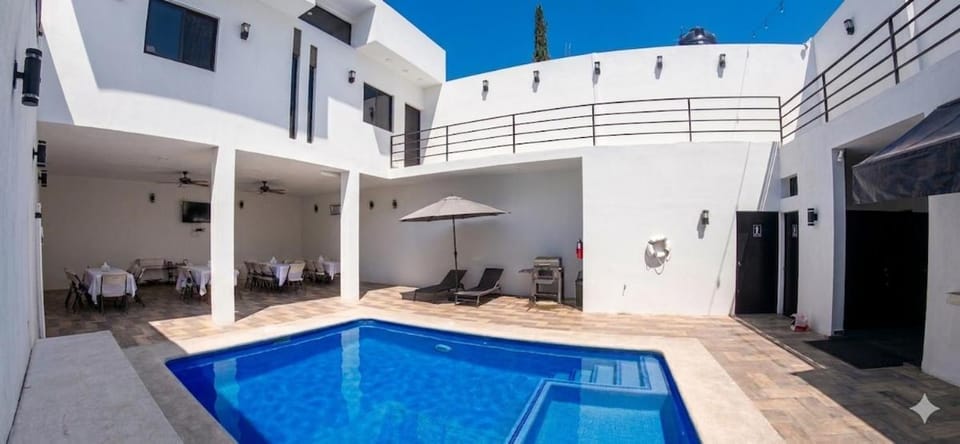 Residencia de lujo para 20 personas con alberca, climatizada privada, y terraza House in Guadalajara